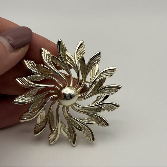 Vintage Sarah Coventry Beautiful Textured Gold Tone Flower Sun Brooch Pin - Picture 2 of 6